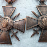 Lot De Médailles Et Emblèmes Militaires Et Divers Anciens