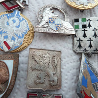 Important Lot De Médailles Et Emblèmes Militaires Et Divers Anciens