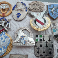 Lot De Médailles Et Emblèmes Militaires Et Divers Anciens