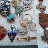 Lot De Médailles Et Emblèmes Militaires Et Divers Anciens