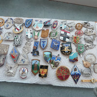 Important Lot De Médailles Et Emblèmes Militaires Et Divers Anciens