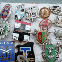 Lot De Médailles Et Emblèmes Militaires Et Divers Anciens