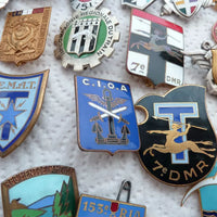Lot De Médailles Et Emblèmes Militaires Et Divers Anciens