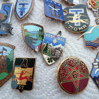 Important Lot De Médailles Et Emblèmes Militaires Et Divers Anciens