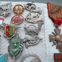 Important Lot De Médailles Et Emblèmes Militaires Et Divers Anciens