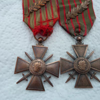 Important Lot De Médailles Et Emblèmes Militaires Et Divers Anciens